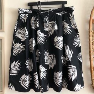Black and White Tropical Leaf Belted Swing Skirt